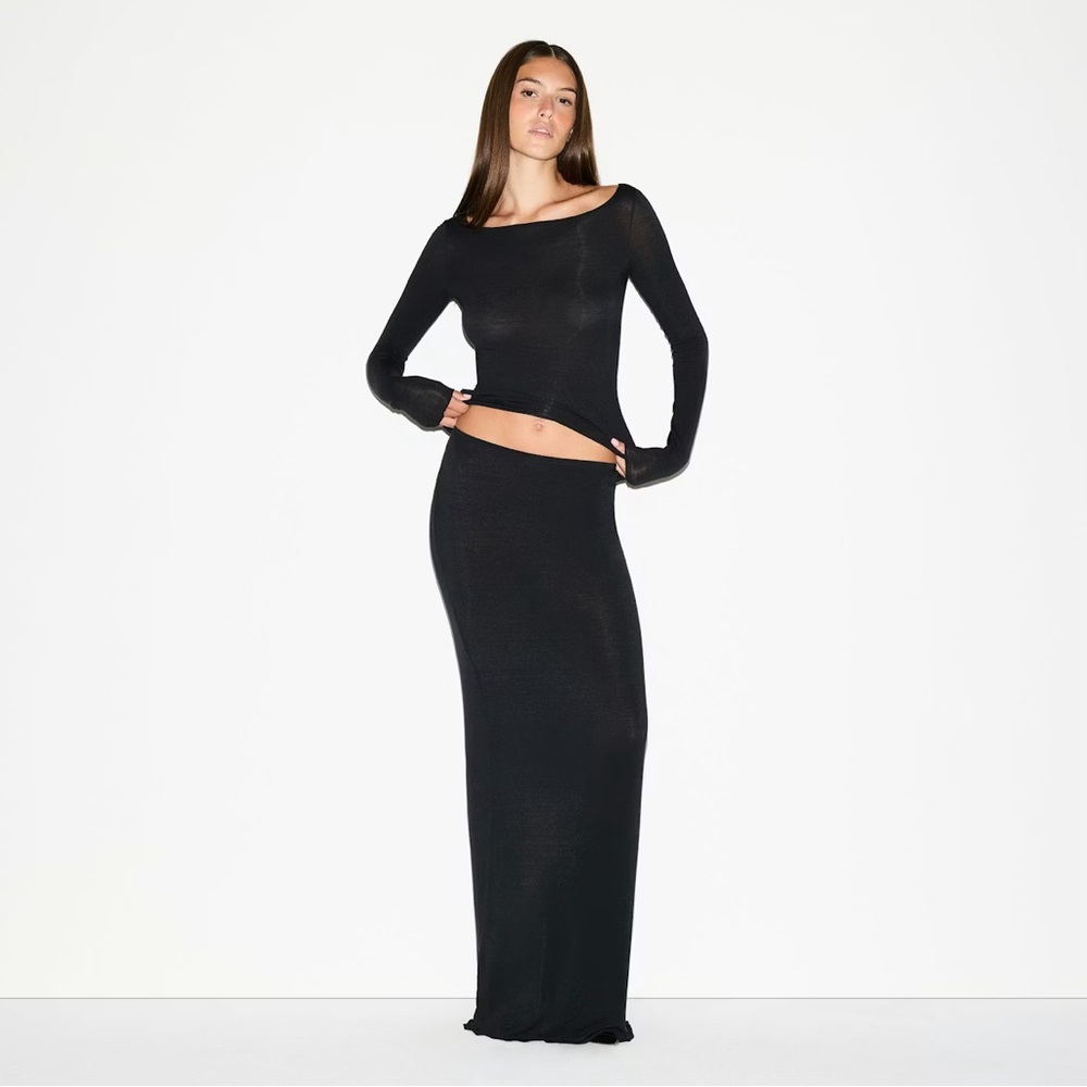 Skims long shape wear skirt onyx